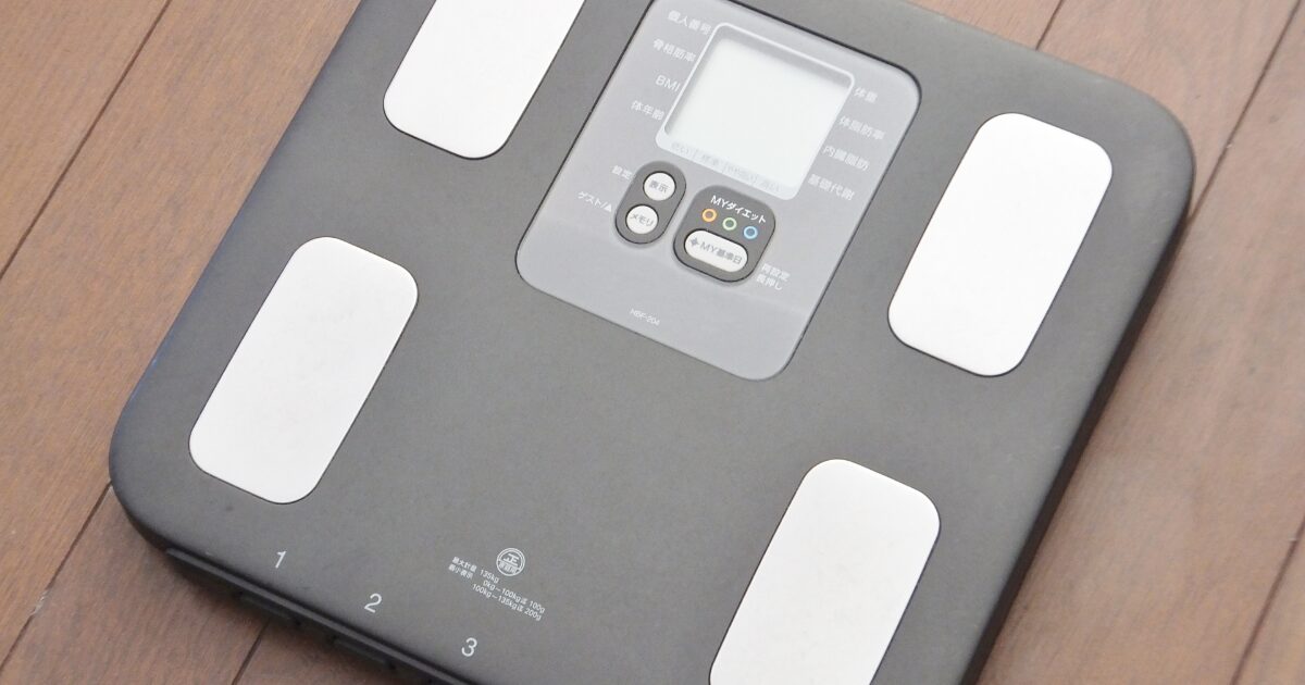 床に置かれた体組成計の本体クローズアップ