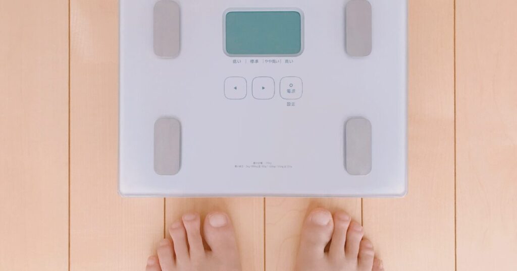 体組成計の前に立って測定準備をする足元