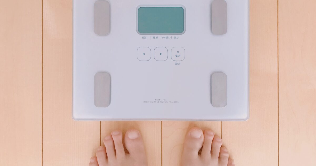 体組成計の前に立って測定準備をする足元