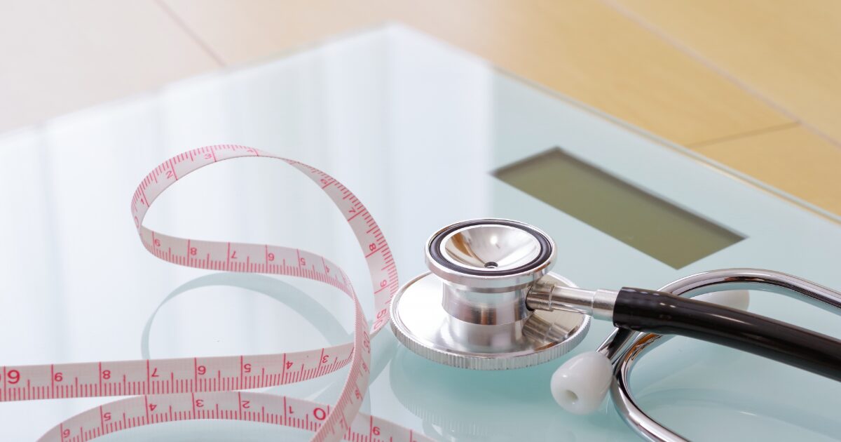 体重計と聴診器とメジャーによる健康管理のイメージ