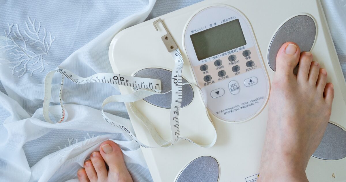 体重計に乗って体組成を測定する様子