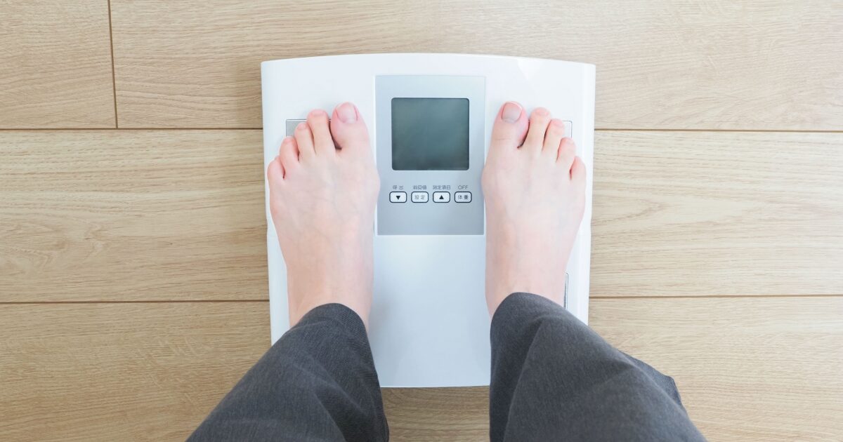 体組成計で体重と体脂肪率を測定するイメージ